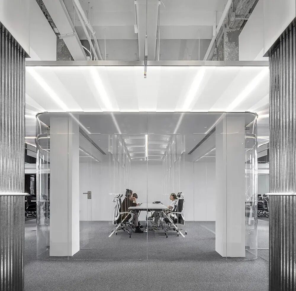 Collaboration scene inside the meeting room